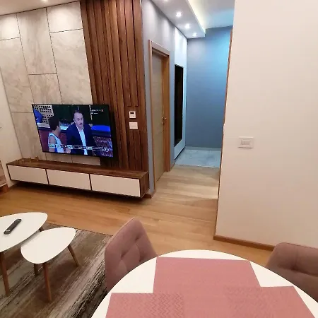 Stefani Lux-pino Silvestre-centar