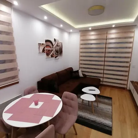 Stefani Lux-pino Silvestre-centar Zlatibor