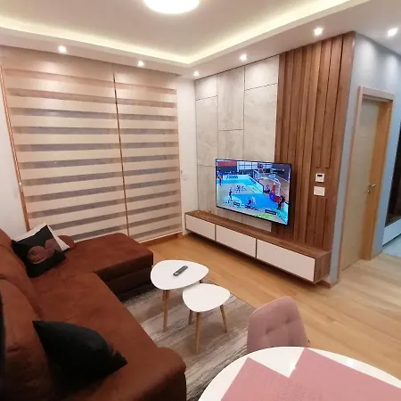 Stefani Lux-pino Silvestre-centar *