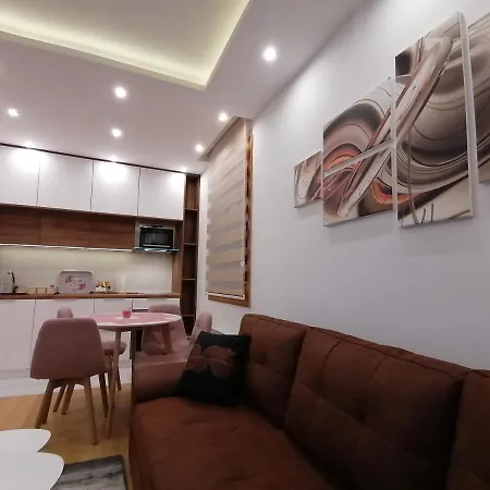 Stefani Lux-pino Silvestre-centar Zlatibor