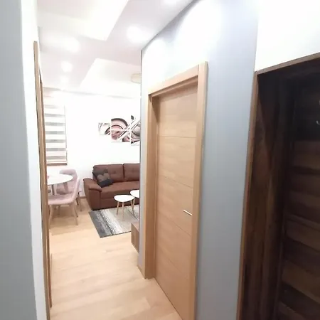 Stefani Lux-pino Silvestre-centar * Zlatibor