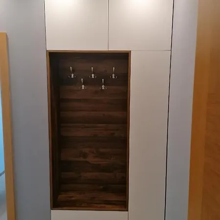 Stefani Lux-pino Silvestre-centar