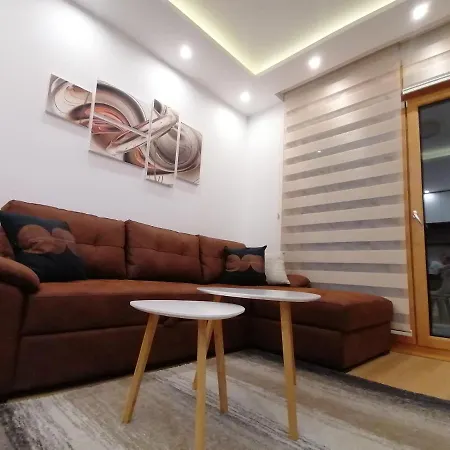 Stefani Lux-pino Silvestre-centar Zlatibor