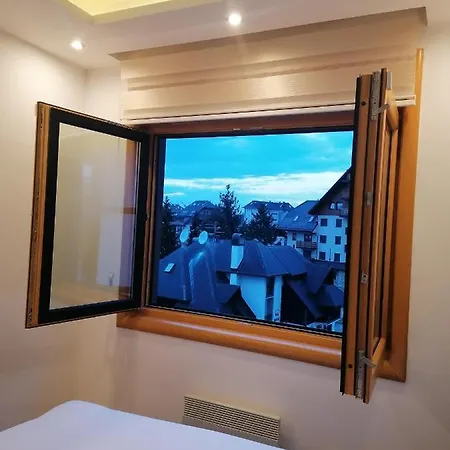 Stefani Lux-pino Silvestre-centar * Zlatibor