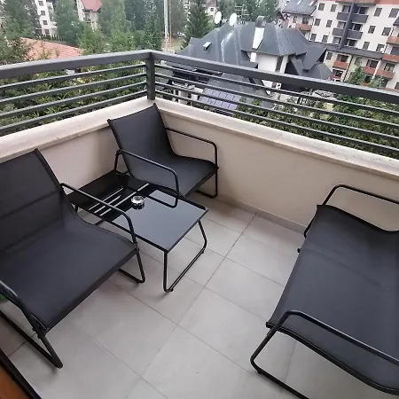 Stefani Lux-pino Silvestre-centar * Zlatibor