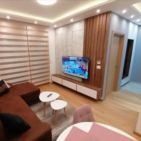 Stefani Lux-pino Silvestre-centar Zlatibor