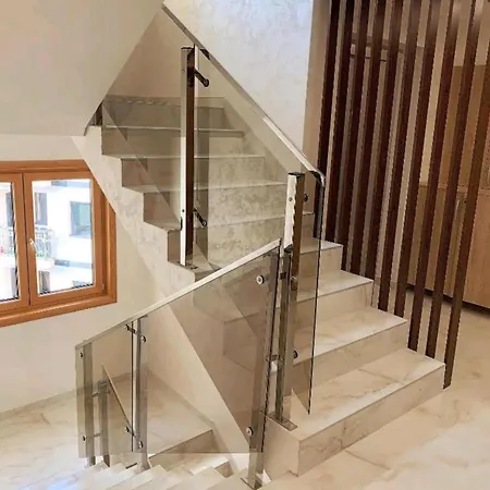 Stefani Lux-pino Silvestre-centar Apartament