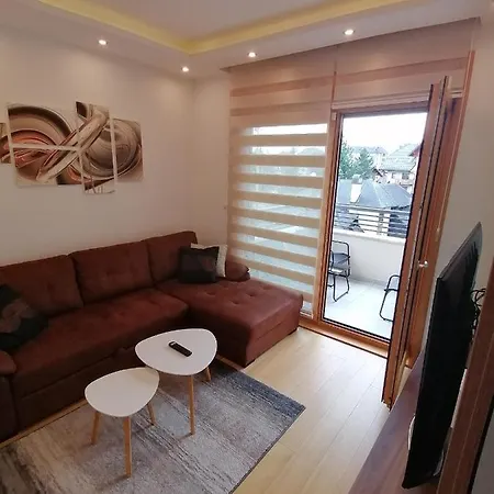 Stefani Lux-pino Silvestre-centar Apartament