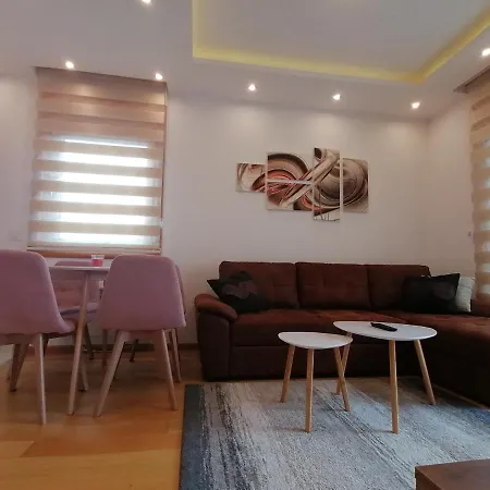 Stefani Lux-pino Silvestre-centar Apartamento