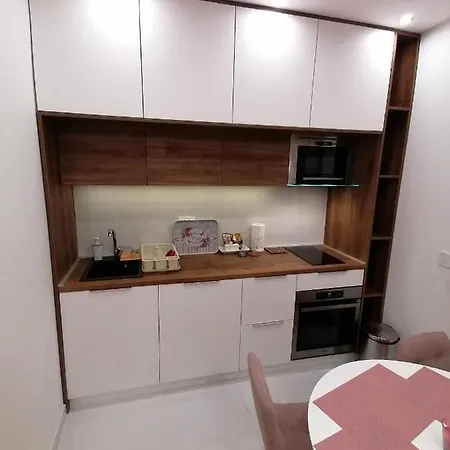 Stefani Lux-pino Silvestre-centar