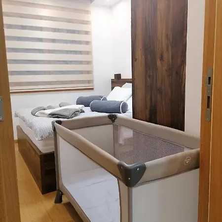 Stefani Lux-pino Silvestre-centar *