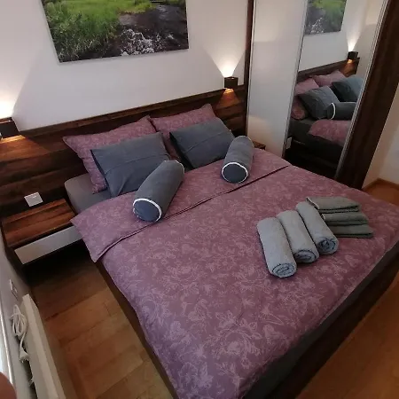 Stefani Lux-pino Silvestre-centar Apartamento *