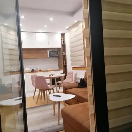 Stefani Lux-pino Silvestre-centar *