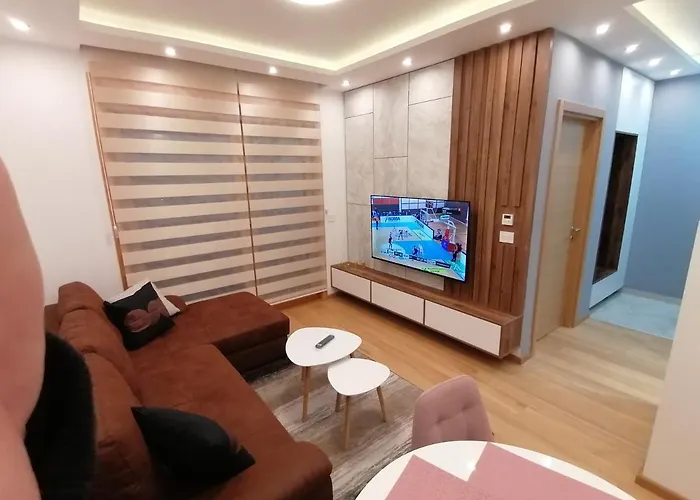 Stefani Lux-pino Silvestre-centar *