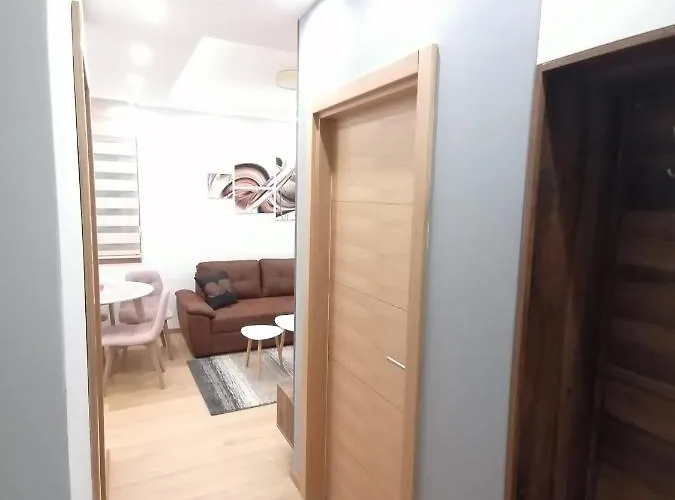 Stefani Lux-pino Silvestre-centar * Ζλάτιμπορ