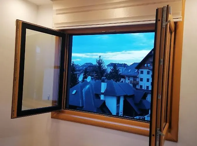 Stefani Lux-pino Silvestre-centar * Ζλάτιμπορ