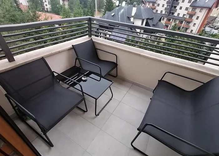 Stefani Lux-pino Silvestre-centar * Ζλάτιμπορ