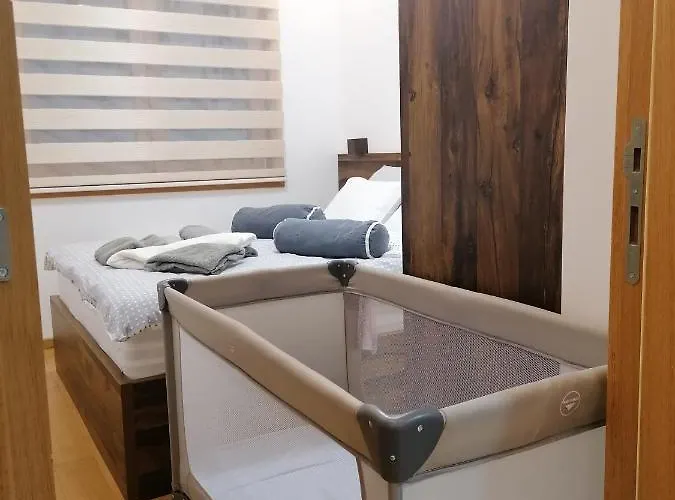 Stefani Lux-pino Silvestre-centar *