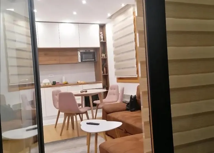 Stefani Lux-pino Silvestre-centar *